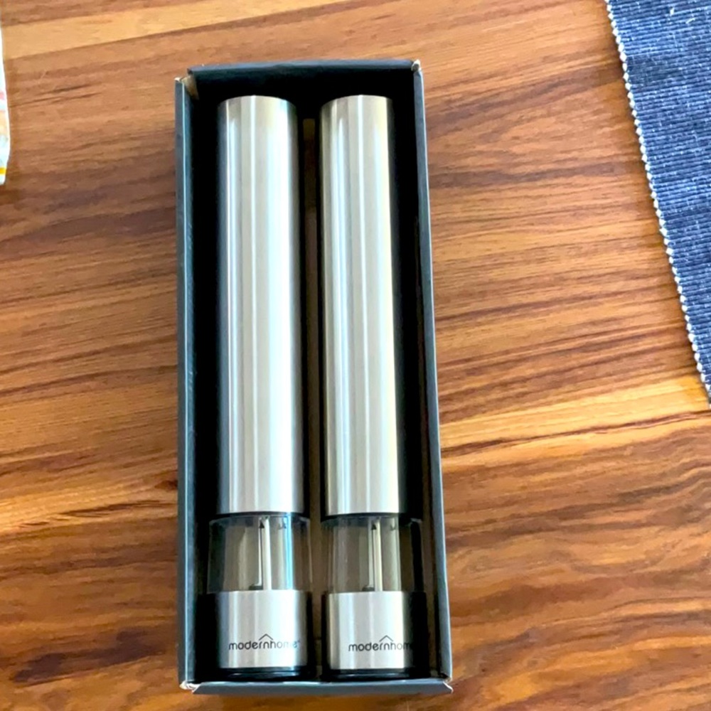 Electric salt and pepper grinder set